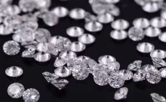 فرض 30 بالمائة رسوم على الاستهلاك الداخلي على الألماس واللؤلؤ