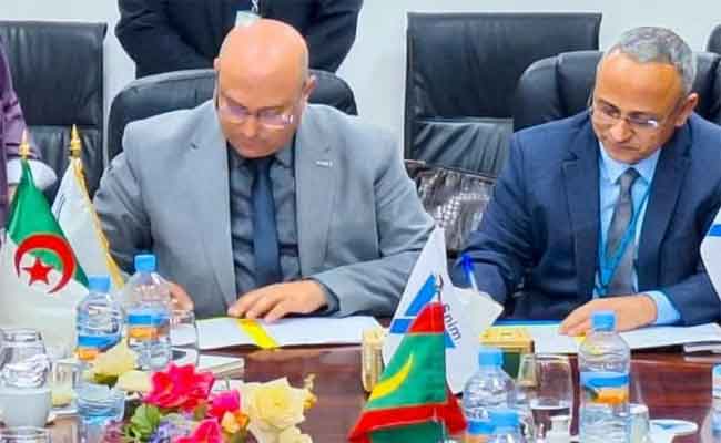 مدير الشركة الوطنية للنقل بالسكك الحديدية يوقع برتوكول تعاون مع نظيره الموريتاني