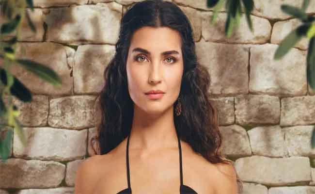 شاهد توبا بويكستون بفيديو خاص تقصّ شعرها بنفسها وتقول: لقد حان الوقت لأقول وداعاً لبعض الذكريات القديمة