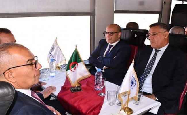 زهانة بمعية رخروخ يعاين ورشة صيانة عتاد شركة النقل بالسكك الحديدية بالنعامة