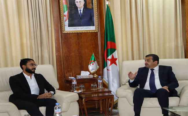 عرقاب يكرم يُكرم المبتكر الجزائري لخضر حميداتو