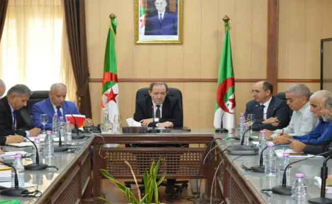 بلعابد يشرف على اجتماع تنسيقي تحضيرا للبطولة الوطنية المدرسية للرياضات الجماعية