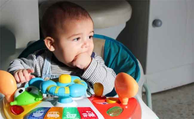 اتركي طفلك الرضيع يضع يده في فمه لكن ليس بعد 4 سنوات