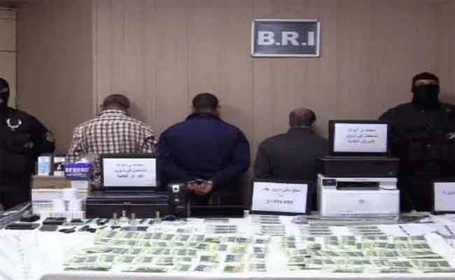 الإطاحة بشبكة منظمة مختصة في تزوير العملة الوطنية بعنابة