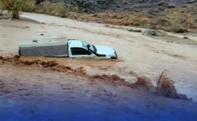 إخراج عدة مركبات وإنقاذ 14 شخصا بسبب ارتفاع منسوب مياه الأودية بالنعامة