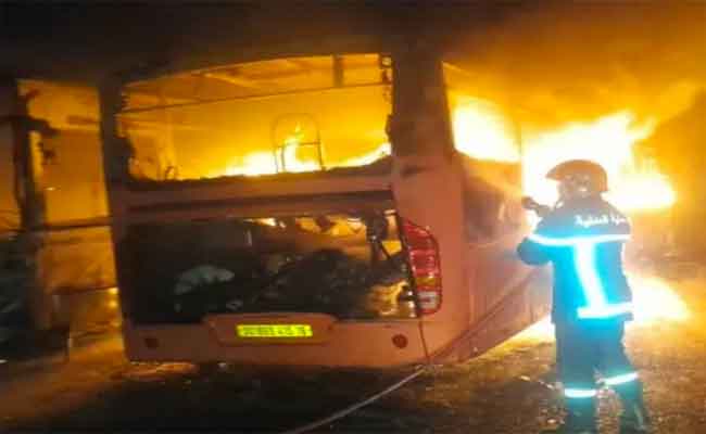 نشوب حريق في أربع حافلات بتيارات
