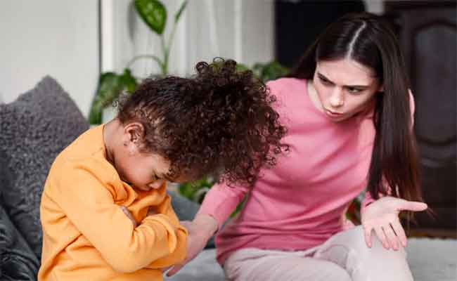 10نصائح فكري بها قبل تأديب الأطفال أمام أصدقائهم
