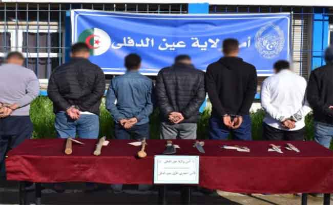 تفكيك عصابة أحياء مدججة بالأسلحة والكلاب المدربة بعين الدفلى