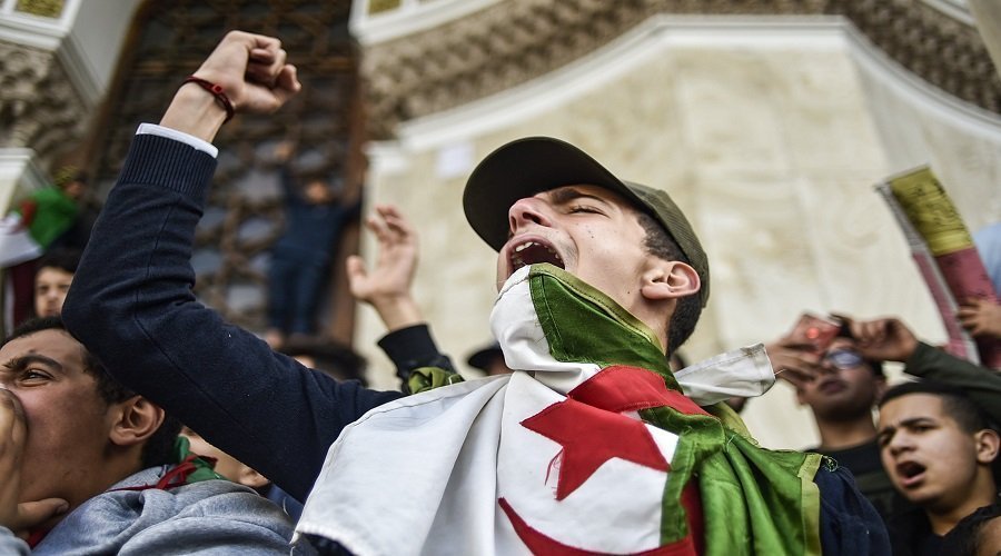 هل يعود الحراك بسبب طوابير القهوة التي تعدل مزاج الجزائريين المتعكر