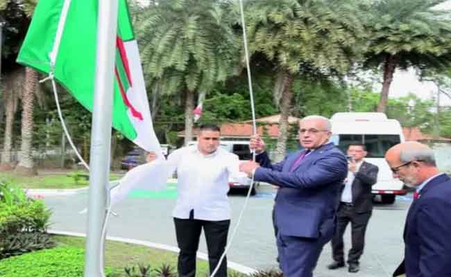 رفع بوغالي علم الجزائر بمقر البرلاتينو