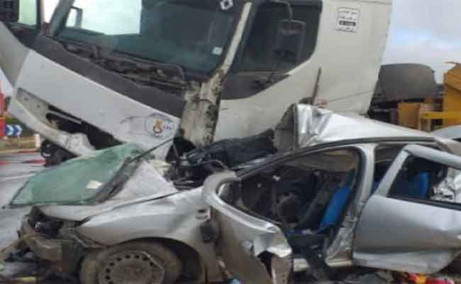 اصطدام بين بين سيارة وشاحنة يخلف قتيلين بالوادي