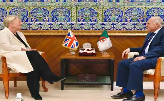 السفيرة البريطانية تؤدي زيارة وداع لعطاف