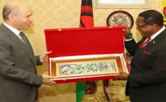 تسليم سايحي رسالة خطية من تبون إلى نظيره المالاوي 