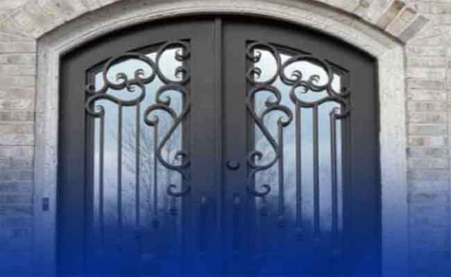 باب حديدي غير قانوني يسقط على طفل ويجر شخصين للمحكمة بأولاد فايت