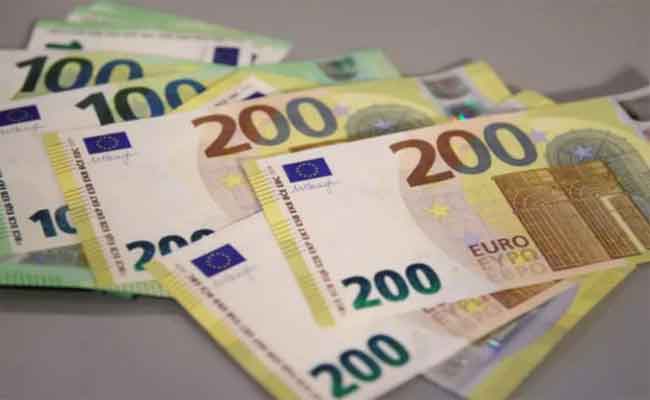 التحقيق مع قائد طائرة ضبط متلبسا بتهريب 105 آلاف أورو إلى إسبانيا