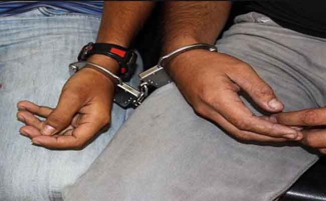 توقيف شخصين تورطا في الاعتداء بالسلاح الأبيض على سائق وتحطيم مركبته بأم البواقي