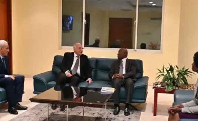 عطاف يحط الرحال ببرازافيل في زيارة رسمية للكونغو 