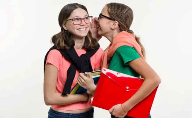 كيف تعلمين ابنك أو ابنتك المراهقة التعامل مع النميمة في المدرسة؟
