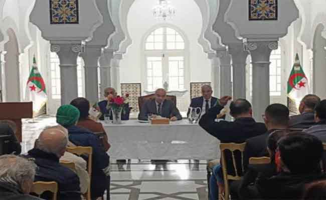 شايب يعقد لقاء مع أفراد الجالية الجزائرية بتونس