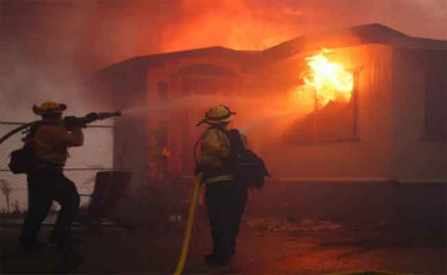 نشوب حريق بمصنع لإنتاج البلاستيك بوهران