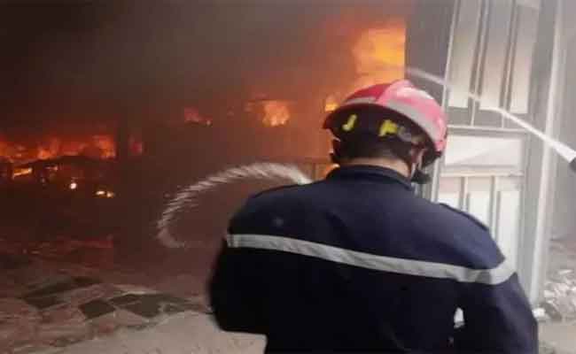 نشوب حريق بمستودع للمواد البلاستيكية والألواح الخشبية بالكاليتوس في العاصمة