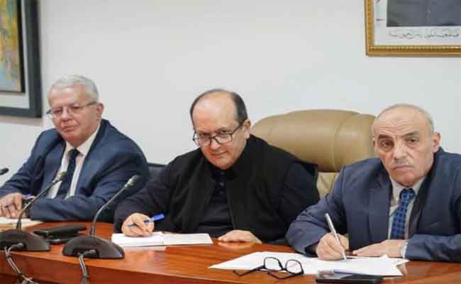 غريب يعقد اجتماعا مع المتعاملين الاقتصاديين العموميين والخواص لتطوير شعبتي الصناعات الكهربائية والإلكترونية