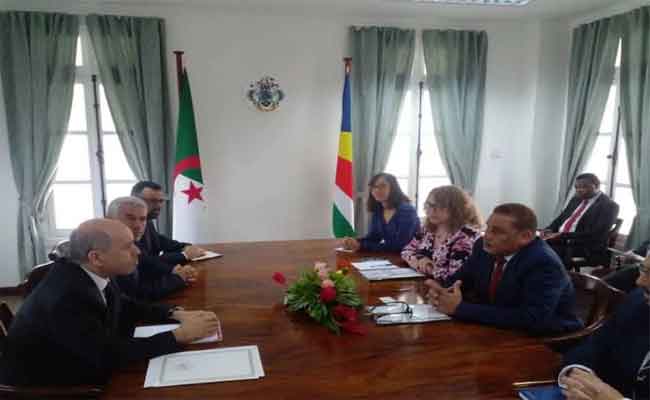 سايحي يصل إلى السيشل مبعوثا خاصا لتبون