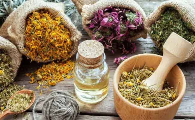 لماذا يتزايد اهتمام الناس بالطب البديل وعلاجاته؟ متخصصة تجيب