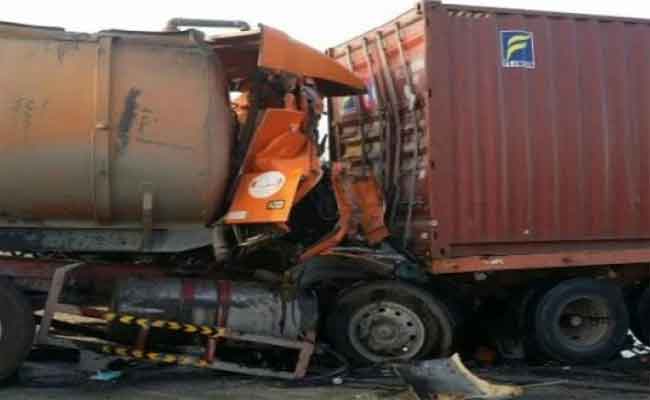 مصرع ستيني في حادث إصطدام بين شاحنتين ببسكرة