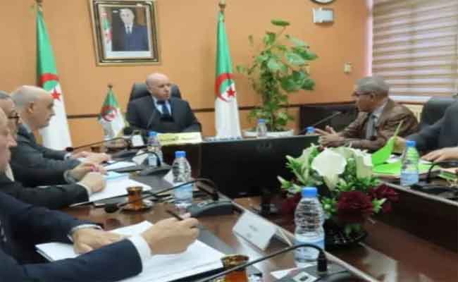 سايحي يعقد لقاء مع أعضاء النقابة الوطنية لممارسي الصحة العمومية