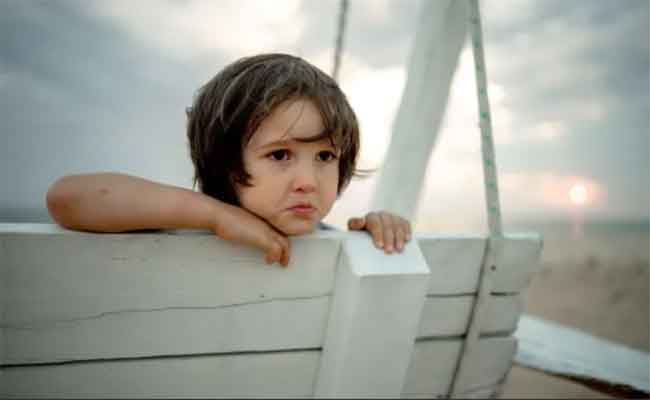 كيف يمكن أن يكتسب الطفل من والديه الصفات السيئة من خلال تصرفاتهما معه؟