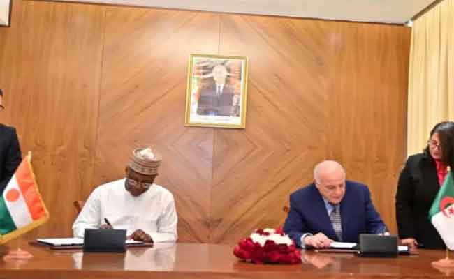 توقيع عطاف ونظيره النيجري اتفاقا يتعلق بتسهيلات إدارية وجمركية