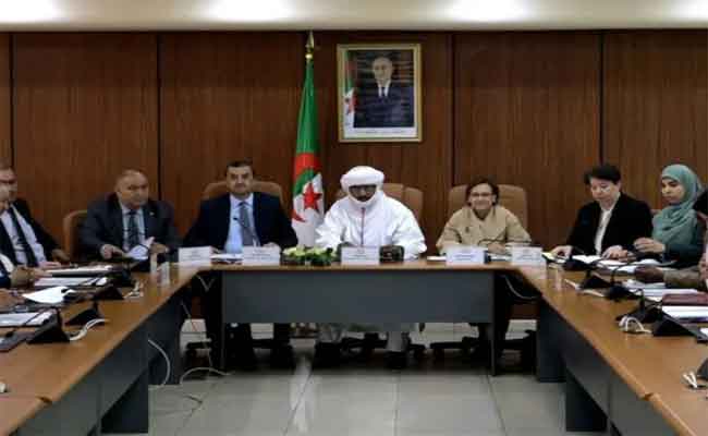 عرقاب يقدم عرضا حول مشروع قانون تنظيم النشاطات المنجمية