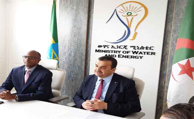 عرقاب يجري محادثات معمقة مع وزير المياه والطاقة الإثيوبي 