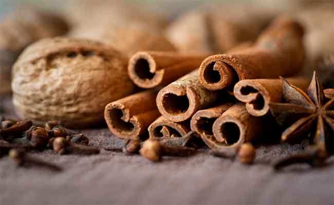فوائد القرفة للصحة ودورها في تنظيم السكر في الدم وفق طبيبة
