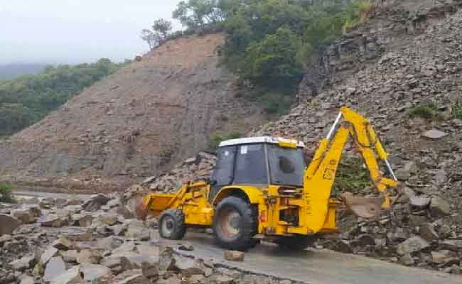 إعادة فتح الطرقات وإزالة الأوحال في جيجل وبجاية
