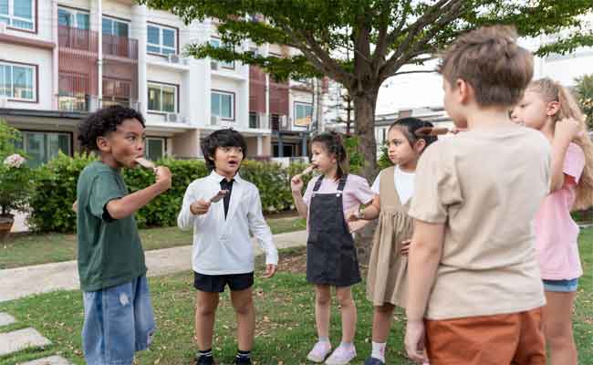 كيف أعلّم طفلي أن يكون جاراً جيداً؟ وقصة عن الإحسان للجار