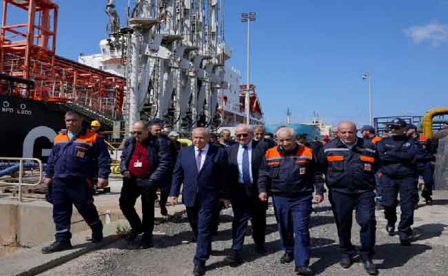 حشيشي يقوم بزيارة تفقدية للميناء النفطي بالعاصمة