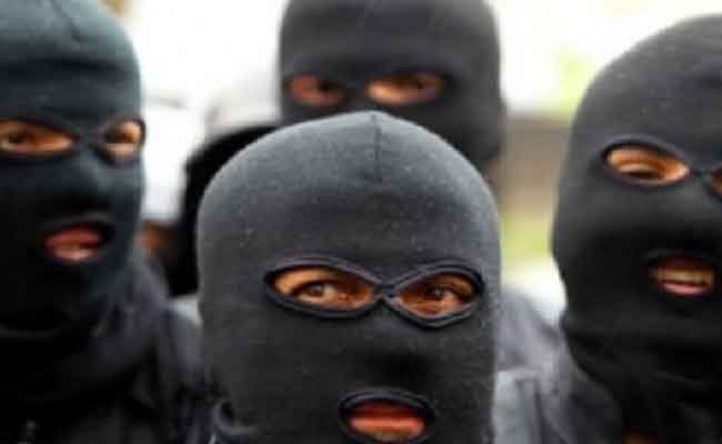 الإطاحة بعصابة ملثمة تحترف الإعتداء والسرقة  بعد استدراج الضحايا عبر الفايسبوك