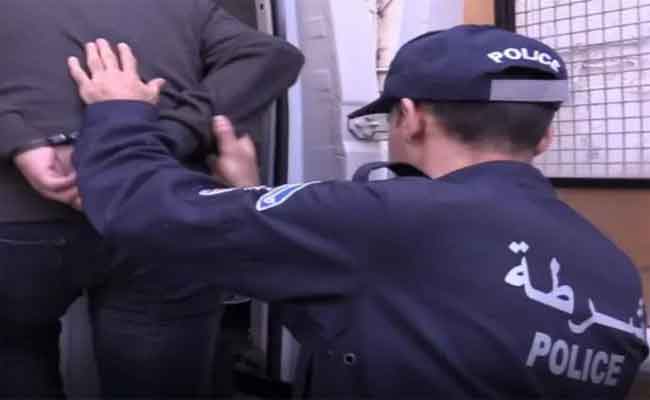 الإطاحة بعصابتي أحياء وحجز أسلحة بيضاء محظورة في براقي 