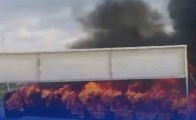 نشوب حريق في حافلة لنقل المسافرين بالدويرة