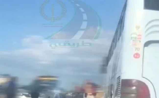 توقيف شخصين قاما بالإعتداء على أحد مستعملي الطريق بعنابة