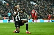 إيزاك يمنح ليفربول 