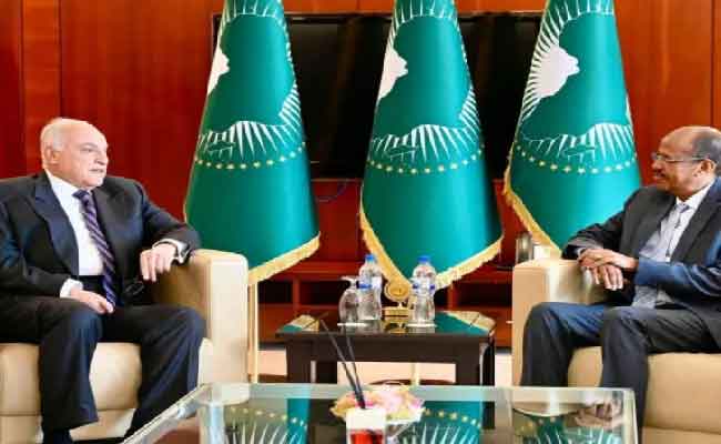 عطاف يتحادث مع رئيس مفوضية الاتحاد الإفريقي مؤكدا دعم الجزائر له