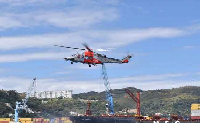 تمرين عسكري للقوات البحرية بعنوان ” مساعدة سفينة في خطر ومكافحة التلوثات البحرية”