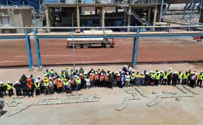 إشراف سيفي على الإطلاق الكلي لنشاط مصنع الإسمنت بتيمقطن بأدرار