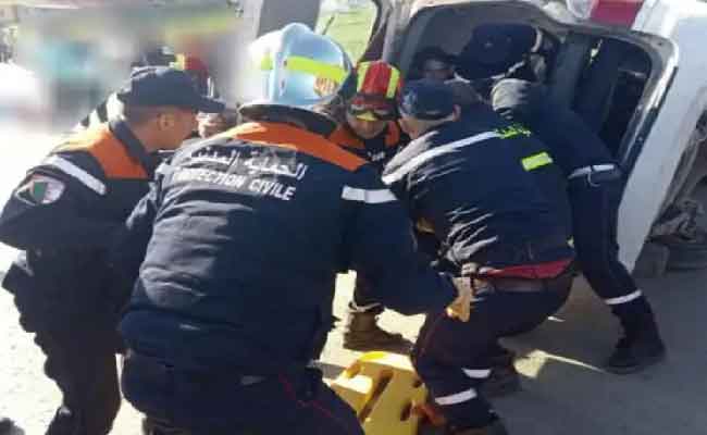 انقلاب حافلة لنقل المسافرين يخلف 14 مصابا بالمدية