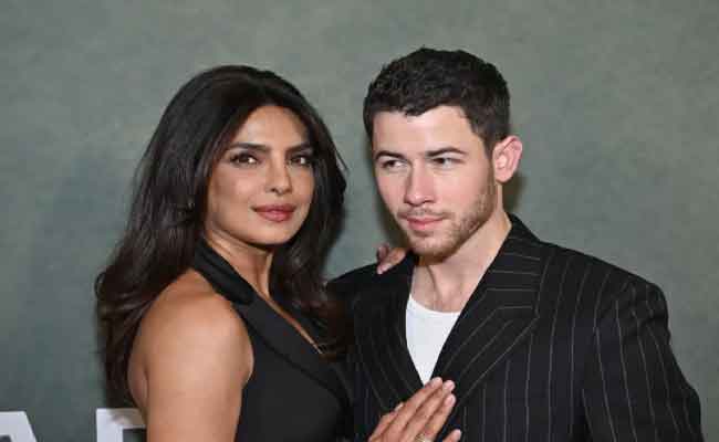 الإخوة جوناس وبريانكا تشوبرا في عرض مسرحية…The Last Five Years