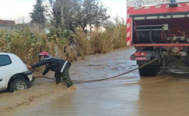 إخراج سيارتين علقتا بسبب تراكم مياه الأمطار وإنقاذ 3 أشخاص ببجاية وميلة