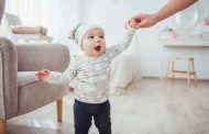 كيف تساعدين طفلك على المشي والكلام في الوقت المناسب؟ تابعي الخطوات التالية